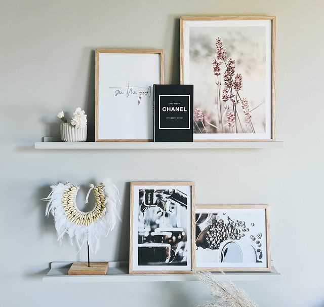 Plakāti uz plauktiem